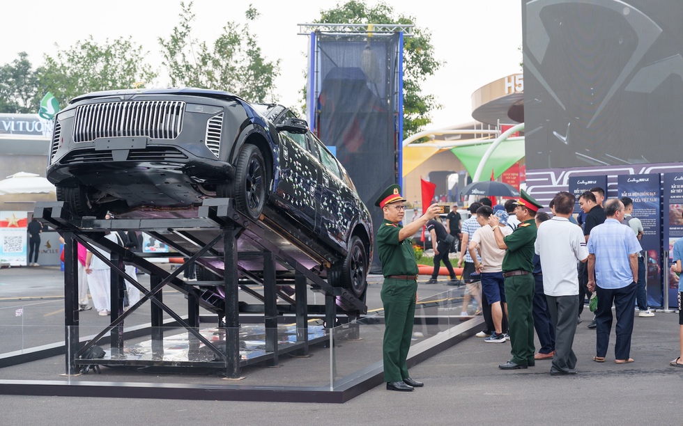 VinFast gây ấn tượng tại Trung tâm Triển lãm Việt Nam bằng dàn xe “khủng”: Bộ đôi Lạc Hồng 900 LX tạo ấn tượng mạnh
