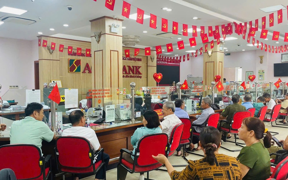 Agribank làm việc xuyên lễ để đảm bảo tặng quà kịp 
thời cho người dân dịp Quốc khánh 2/9