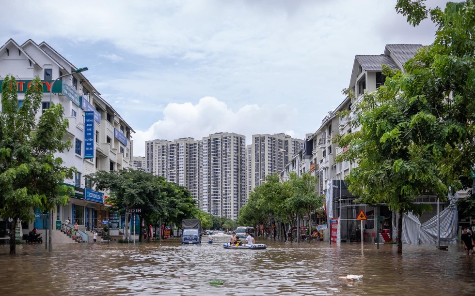 Nghịch lý bất động sản Thủ đô: Loạt khu đô thị ‘nhà giàu’ mênh mông biển lớn sau mưa lớn, giá nhà vẫn ở mức ngất ngưởng