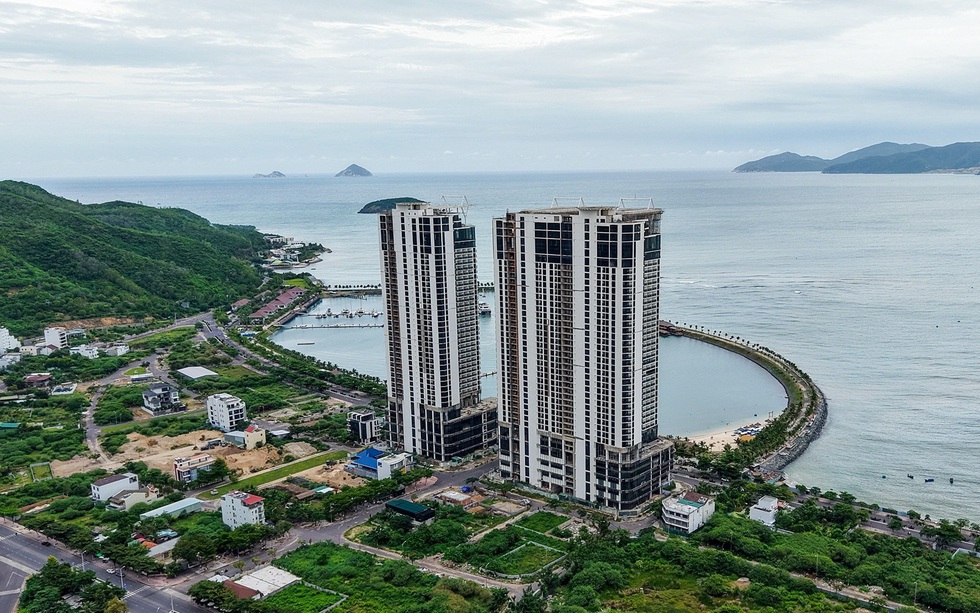 Siêu cao ốc bỏ hoang bên vịnh Nha Trang rơi vào vòng xoáy nợ nần
