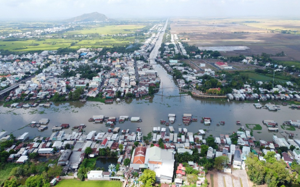 Kênh đào lớn nhất Việt Nam thời phong kiến, do 80.000 nhân công đào bằng tay trong suốt 5 năm, đánh thức vùng đất hoang hóa thành vựa lúa lớn nhất vùng ĐBSCL