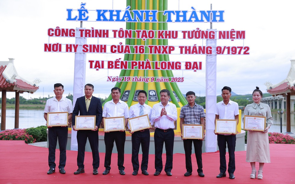 Khánh thành Khu tưởng niệm thanh niên xung phong     
hy sinh tại bến phà Long Đại