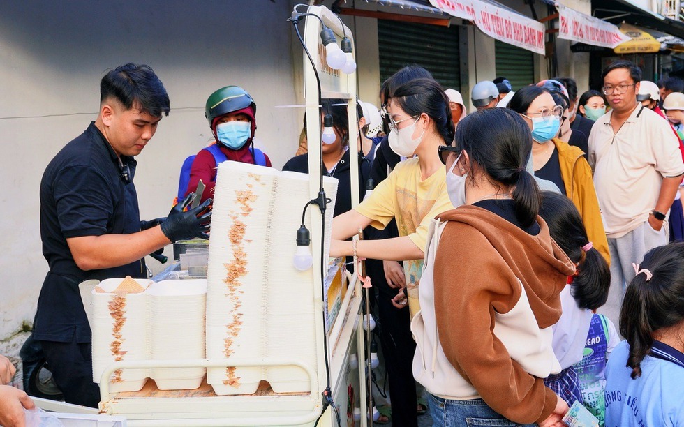 Mỗi ngày chỉ bán 1 tiếng, quầy bánh ven đường để khách chờ dài cả cây số vẫn cháy hàng
