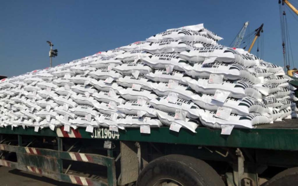 Dư cung toàn cầu, Việt Nam vẫn chi 1,5 tỷ USD gom mặt hàng quan trọng, hàng triệu tấn từ Trung Quốc và Lào cùng đổ bộ