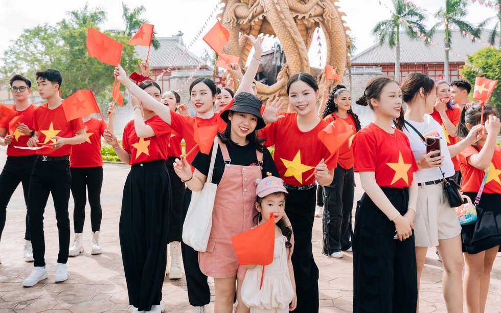 Du khách đổ về Bãi Cháy ngắm pháo hoa, ‘săn’ khoảnh khắc rực rỡ cờ hoa dịp lễ 2/9