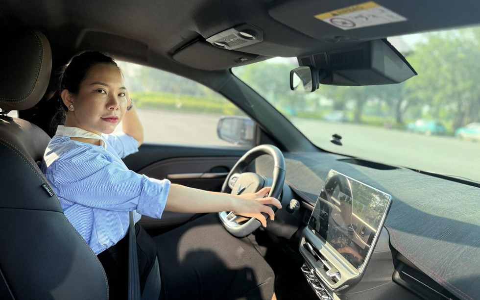 Lái VinFast VF 6 hơn 7.000 km suốt 10 tháng, nữ chủ xe chia sẻ: “Cuộc đời như sang trang từ khi mua xe điện”