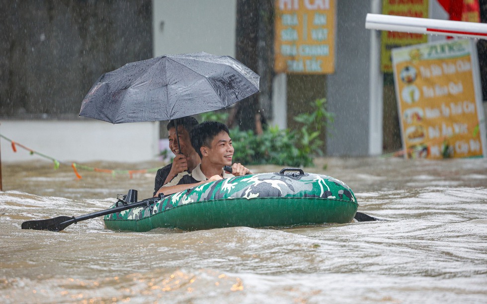 ‘Làng biệt thự triệu đô’ tiếp tục chìm trong biển nước, người dân chèo thuyền để di chuyển