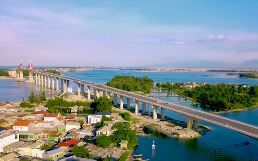 Cầu vượt cửa biển dài nhất miền Trung lùi thời hạn thông xe