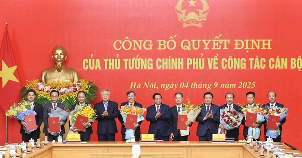 Thủ tướng trao quyết định bổ nhiệm lãnh đạo 8 bộ, cơ quan