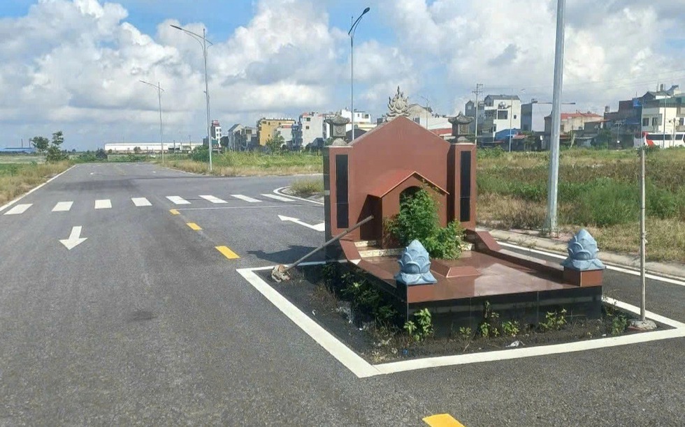 Ngôi mộ án ngữ giữa tuyến đường trải nhựa tinh tươm bên trong khu đô thị tại Hải Phòng