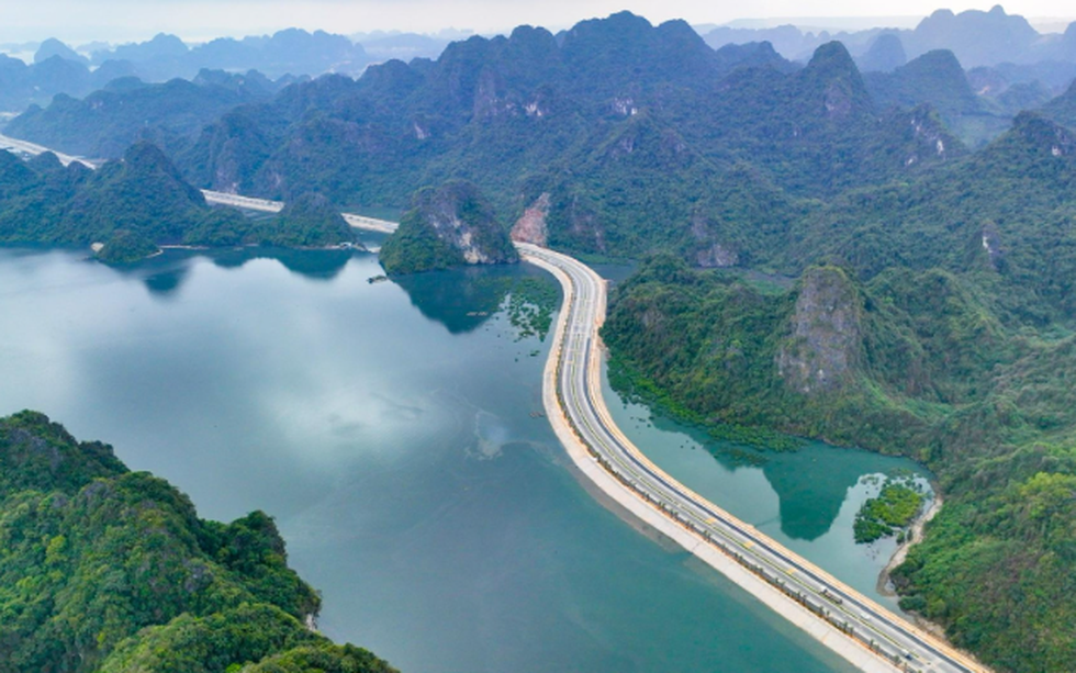 Tuyến đường bao biển dài gần 20km đẹp nhất Việt Nam, có hầm xuyên núi lớn nhất miền Bắc do Đèo Cả thi công