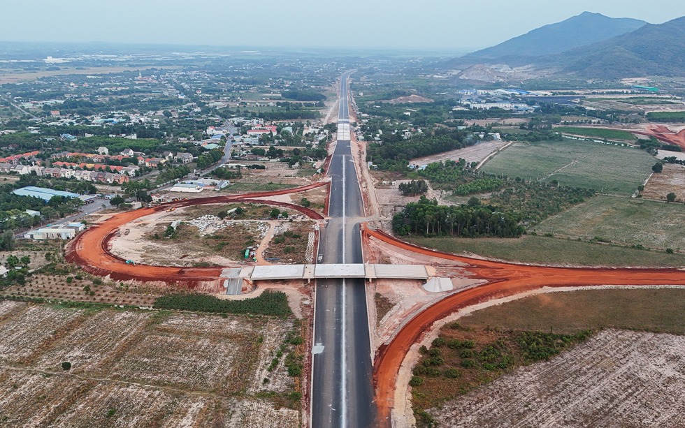 Chỉ hơn tháng nữa, tuyến cao tốc gần 18.000 tỷ kết nối 2 tỉnh thành giàu nhất Việt Nam sẽ đi vào khai thác