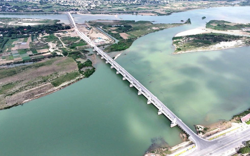 Đập dâng 1.500 tỷ giải cứu hạ lưu sông bị đập thủy điện chặn dòng sắp chính thức thông xe