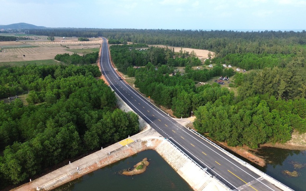 Tỉnh là ngã ba Đông Dương sắp thông xe 7km đường ven biển đẹp mắt với nhiều đoạn chạy xuyên rừng