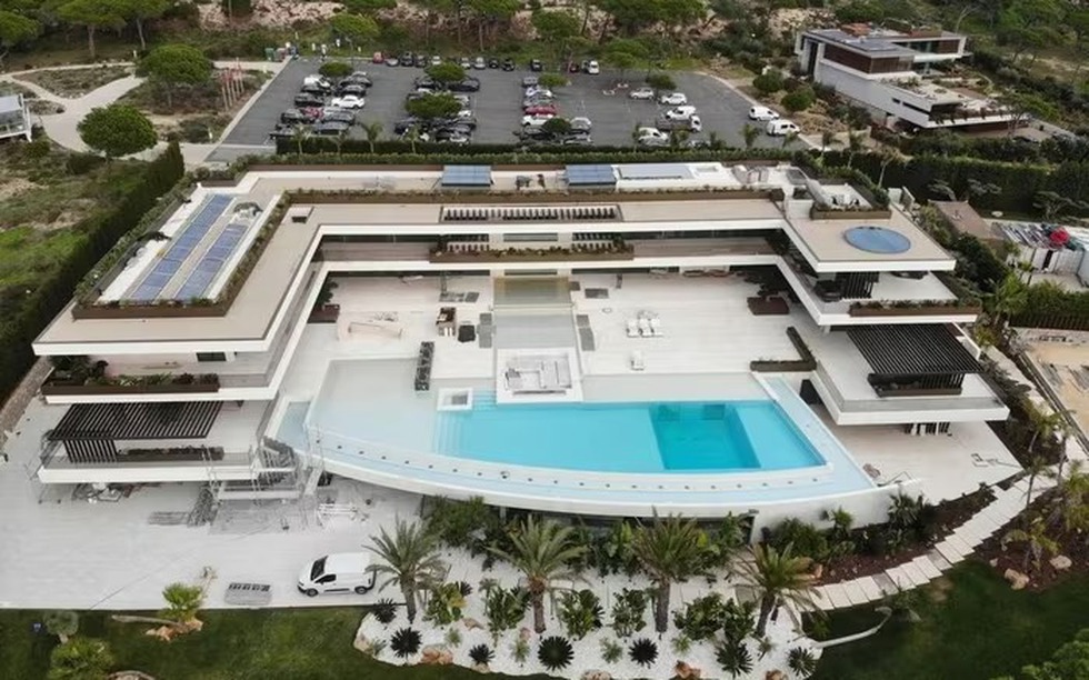 Biệt thự 30 triệu bảng hậu giải nghệ của CR7: Bể bơi vô cực, 8 phòng ngủ, là bất động sản đắt đỏ bậc nhất Bồ Đào Nha