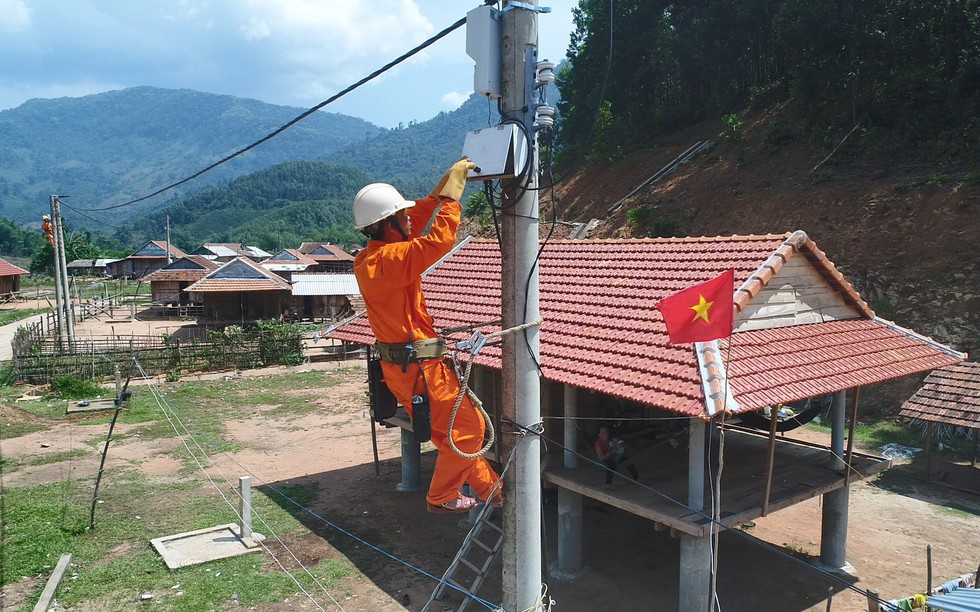 Ánh sáng trở lại sau bão, EVNCPC hoàn thành lời hứa với miền Trung