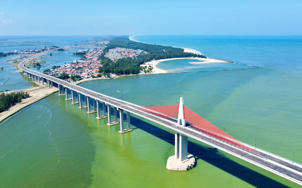 Chỉ ít tháng nữa, chính thức đưa vào khai thác cầu dây văng vượt biển dài nhất miền Trung, kết thúc hơn 100 năm di chuyển bằng đò của người dân đôi bờ