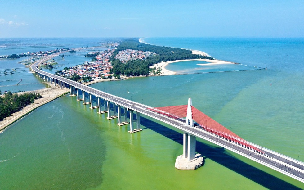 Sắp hoàn thiện cầu dây văng vượt biển dài nhất miền Trung, kết thúc hơn 100 năm di chuyển bằng đò của người dân đôi bờ