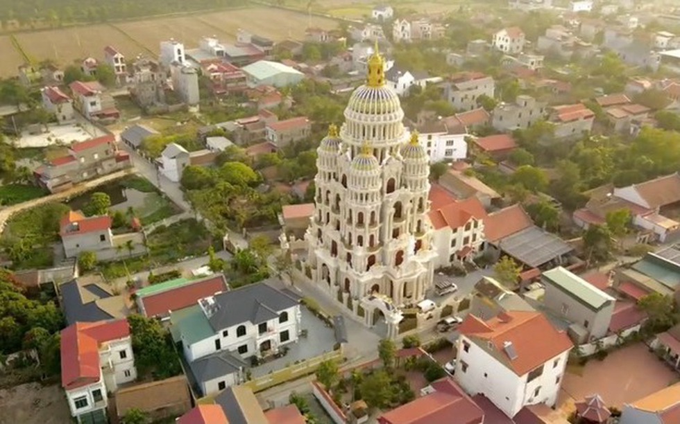 Lâu đài hoàng gia giữa làng quê Bắc Ninh: Cao 12 tầng, nội thất ‘sang - xịn’ đến choáng ngợp