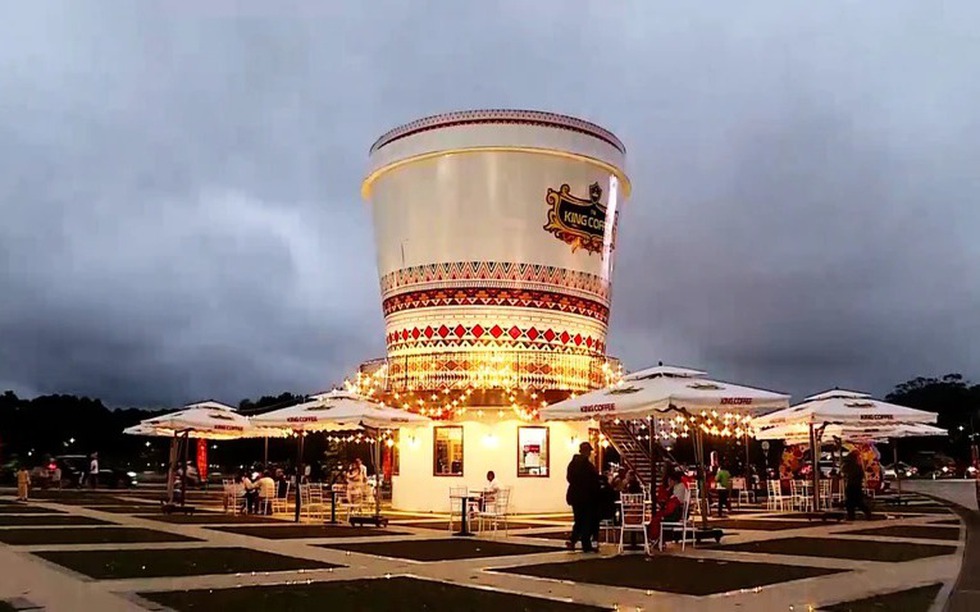 Buộc ‘xóa sổ’ ly cà phê khổng lồ tại quảng trường vùng cao nguyên, nhường chỗ cho hoa Mai Anh Đào