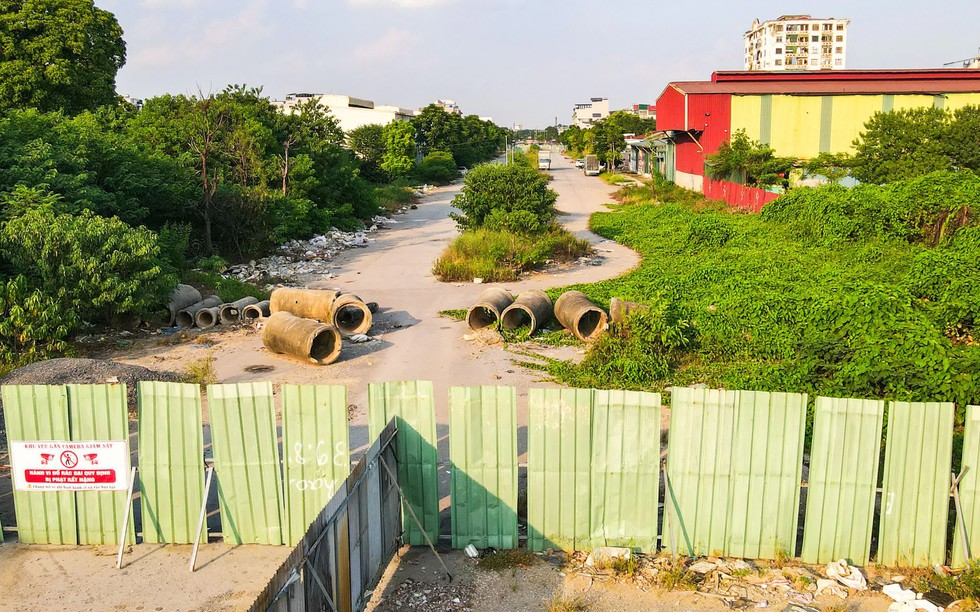 Cận cảnh đường BT đê Ngọc Thụy - Khu đô thị Thượng Thanh dang dở 10 năm vừa được Hà Nội ấn định thời gian hoàn thành