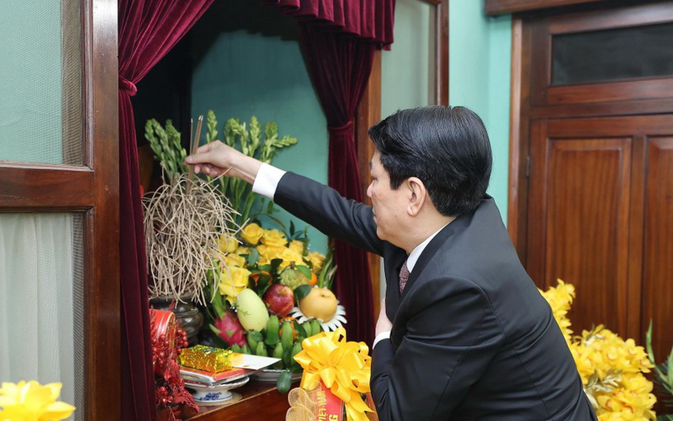 Chủ tịch nước Lương Cường dâng hương tưởng niệm Chủ tịch Hồ Chí Minh tại Nhà 67