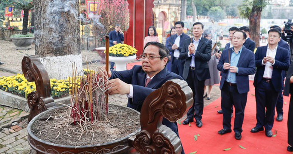 Thủ tướng Phạm Minh Chính dâng hương tại Hoàng thành Thăng Long