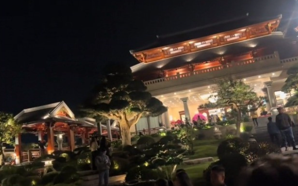 Cận cảnh siêu biệt phủ bề thế của trưởng thôn trẻ giàu nhất Việt Nam