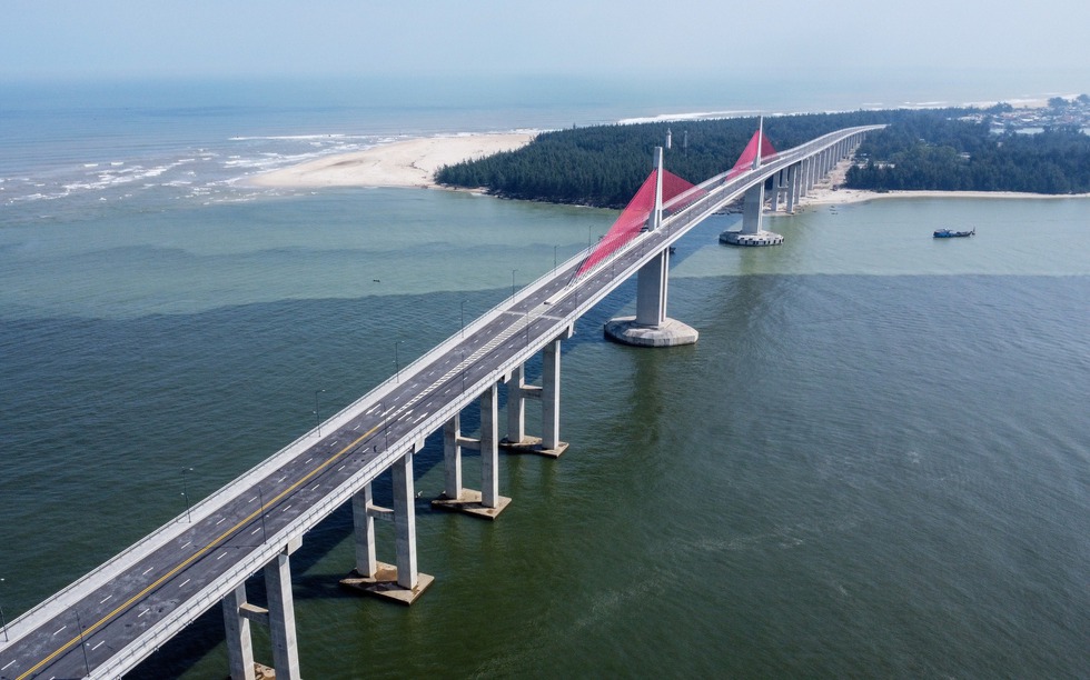 Sắp thông xe cầu dây văng vượt biển dài nhất miền Trung, kết thúc hơn 100 năm di chuyển bằng đò của người dân đôi bờ