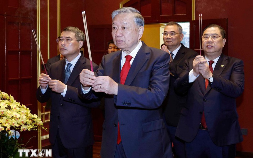 Tổng Bí thư Tô Lâm dâng hương tại Khu Di tích Hoàng thành Thăng Long và Di tích nhà 67