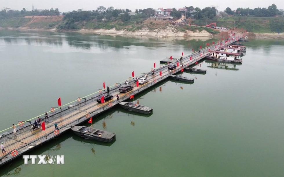 Thủ tướng gửi Thư khen các cơ quan, đơn vị làm cầu phao qua sông Lô