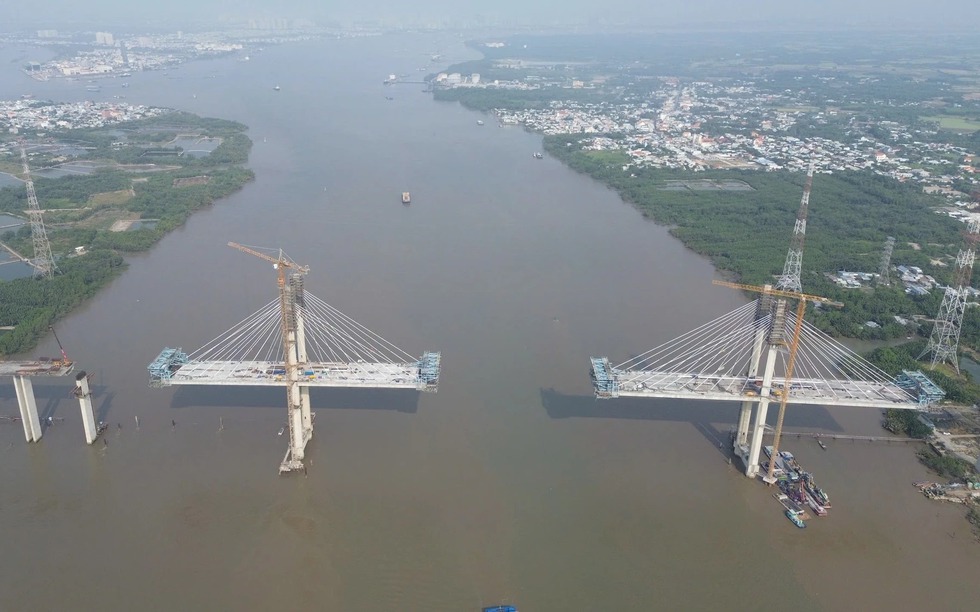 Hơn 100 người thi công xuyên Tết cầu dây văng tĩnh không cao nhất Việt Nam, sẵn sàng hợp long sau 3 tháng nữa