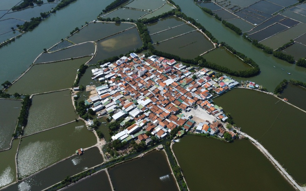 Việt Nam có ngôi làng cổ 370 năm tuổi ẩn mình giữa 2 vịnh biển lớn nhất địa phương