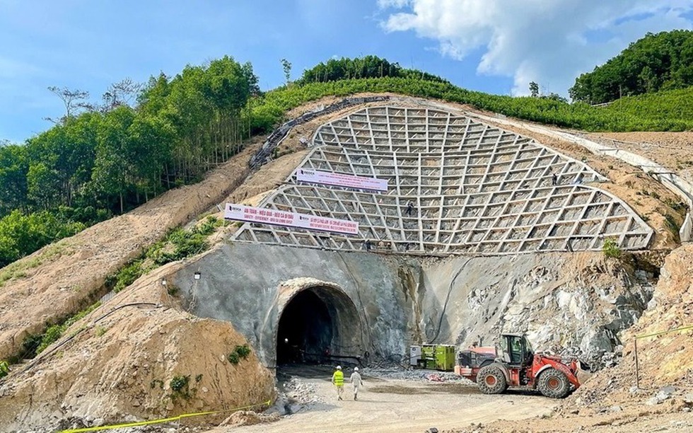 Hầm xuyên qua cung đèo hiểm trở nắn thẳng cung đường sắt ven biển đẹp nhất thế giới của Việt Nam đang gặp khó
