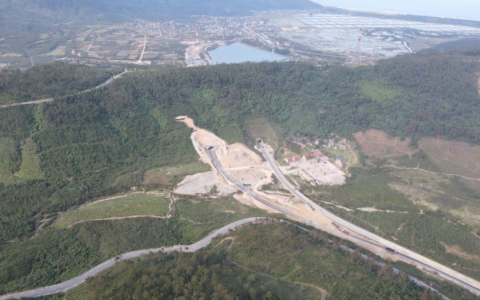 Chỉ vài ngày nữa, chính thức vận hành hầm xuyên qua dãy núi chạy ra biển Đông, nối thông 2 tỉnh hẹp nhất Việt Nam