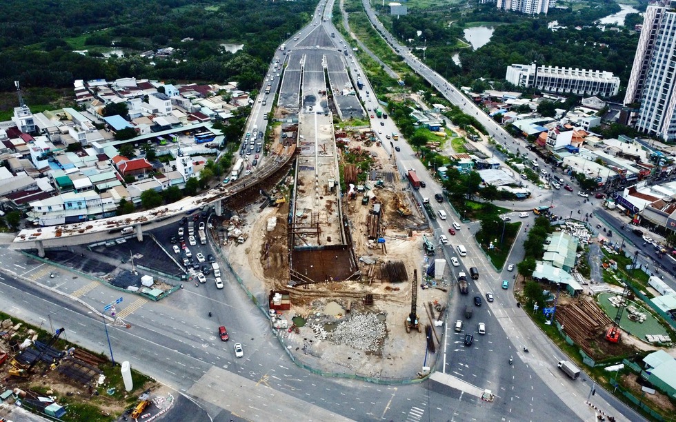 Nút giao 3 tầng, 2 hầm chui lớn nhất TP. HCM vắng người thi công sau nhiều lần trễ hẹn