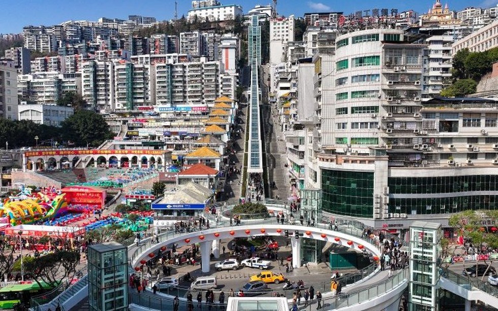 Thang cuốn ngoài trời dài nhất thế giới vừa vận hành: Độ chênh tương đương tòa nhà 80 tầng, rút ngắn hành trình từ 1 giờ còn 20 phút