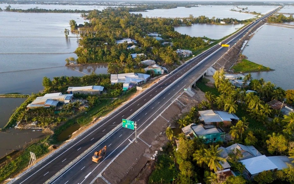 Dự kiến xây dựng cao tốc đi xuyên tỉnh có 3 mặt giáp biển, phá thế độc đạo của tuyến quốc lộ dài nhất Việt Nam