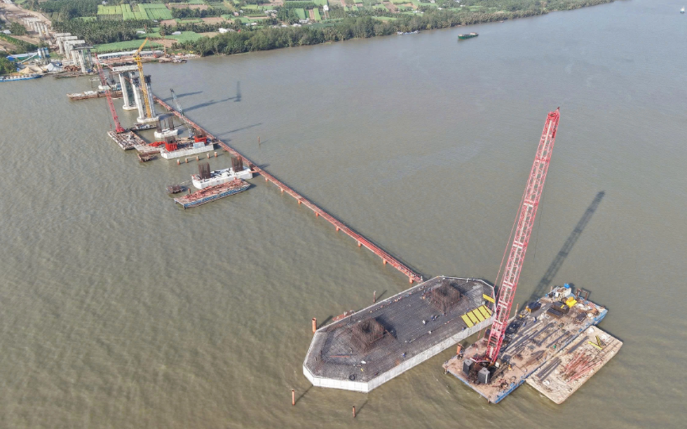 Cầu vượt sông 8.000 tỷ xoá bỏ toàn bộ các bến phà lâu đời, rút ngắn khoảng 80km từ miền Tây đến TP. HCM nguy cơ chậm tiến độ