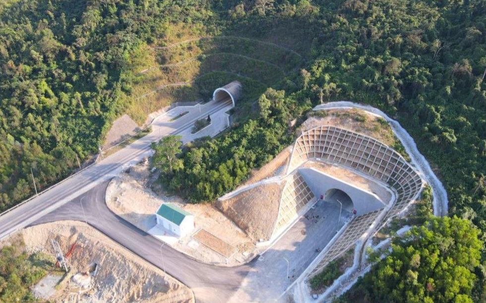 Chỉ vài ngày nữa, chính thức thông xe hầm xuyên qua dãy núi chạy ra biển Đông, nối thông 2 tỉnh hẹp nhất Việt Nam