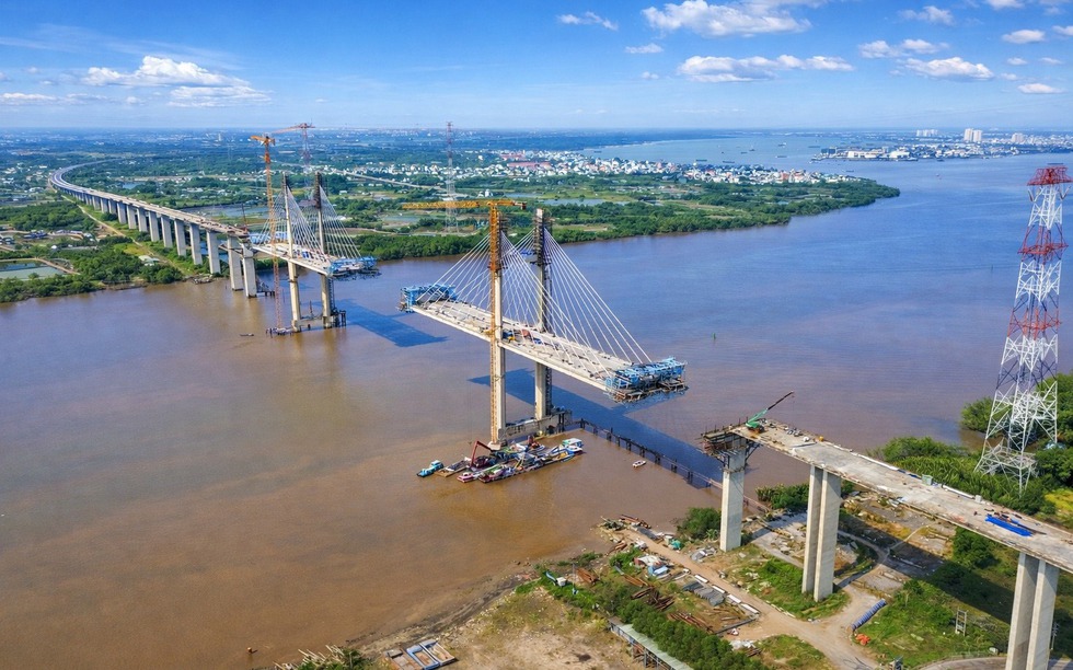 Chỉ ít tháng nữa, chính thức hợp long cầu dây văng tĩnh không cao nhất Việt Nam, nối thông miền Đông với miền Tây