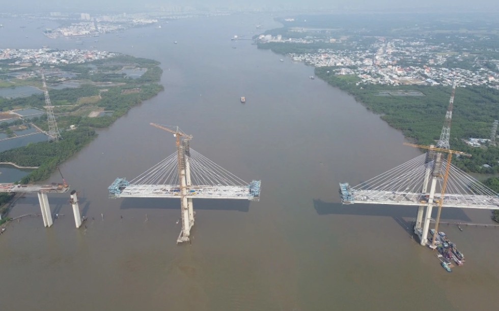 Cây cầu dây văng có tĩnh không cao nhất Việt Nam: Thi công xuyên Tết, 3 tháng nữa hợp long