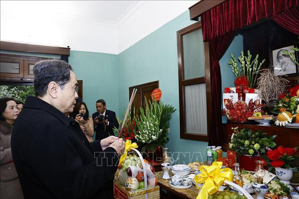 Chủ tịch Quốc hội Trần Thanh Mẫn dâng hương tưởng nhớ Chủ tịch Hồ Chí Minh tại Nhà 67
