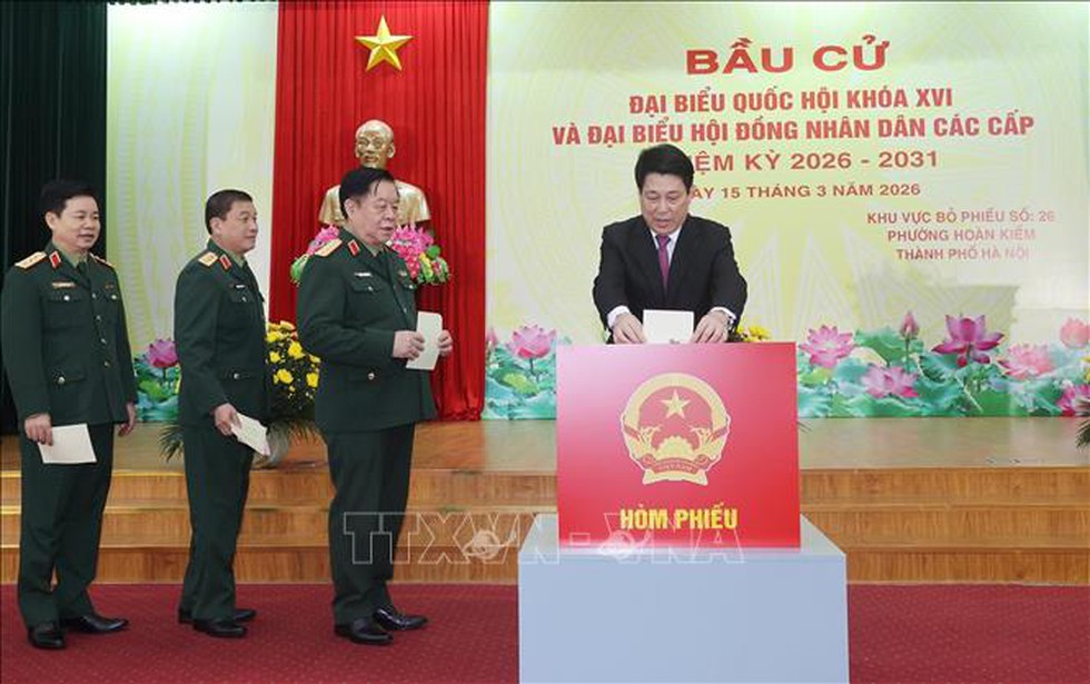 Chủ tịch nước Lương Cường bỏ phiếu tại khu vực bỏ phiếu số 26, phường Hoàn Kiếm, Hà Nội