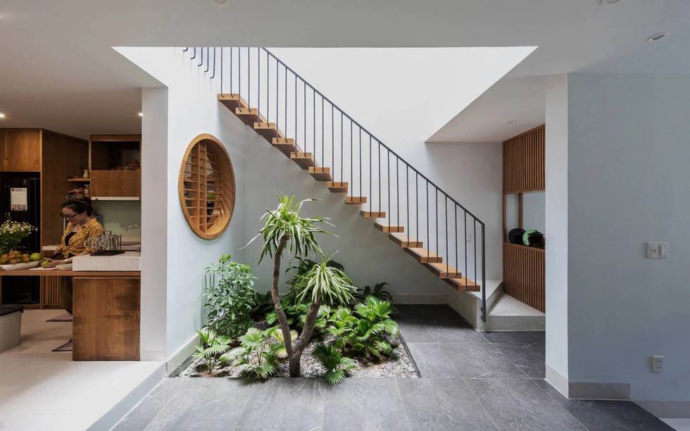 Tận hưởng không gian sống xanh trong ngôi nhà 3 tầng với thiết kế đặc - rỗng đan xen độc đáo