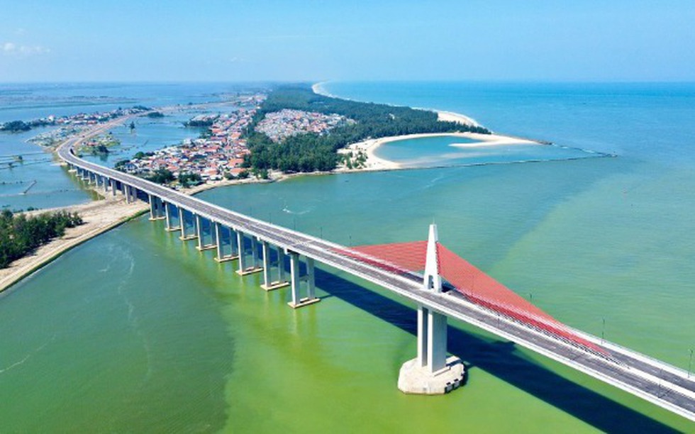 Thay đổi bất ngờ tại cầu dây văng vượt biển 2.400 tỷ dài nhất miền Trung
