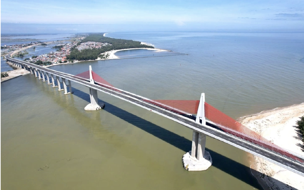 Chỉ 1 tháng nữa, chính thức thông xe cầu dây văng vượt biển dài nhất miền Trung, kết thúc hơn 100 năm di chuyển bằng đò của người dân đôi bờ