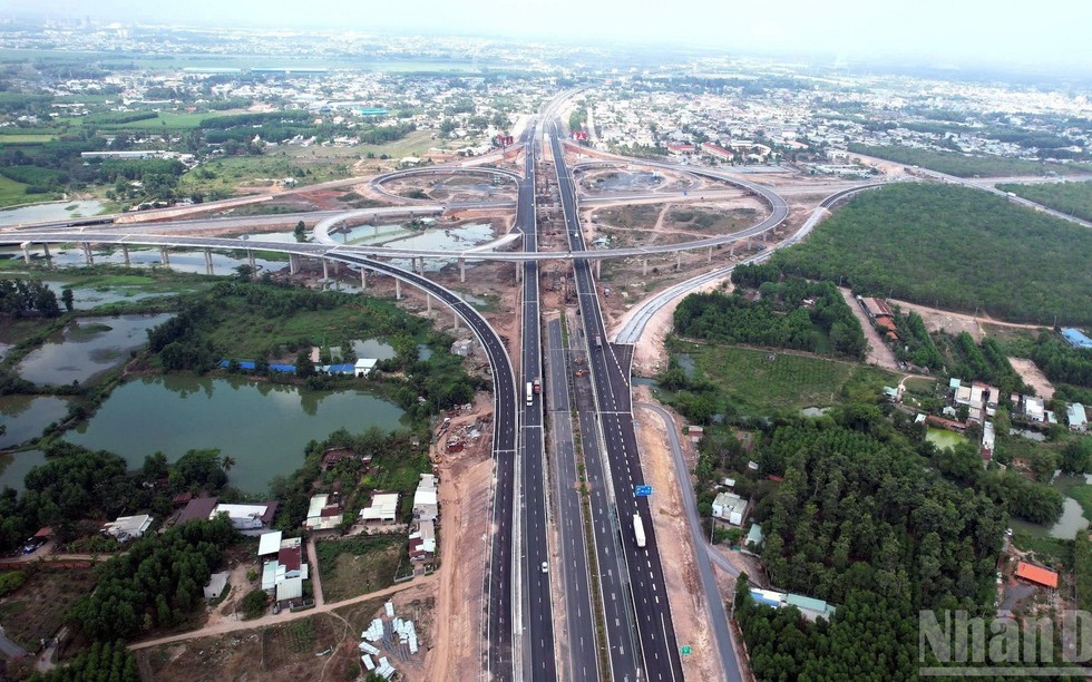 Chỉ vài ngày nữa, chính thức khai thác 37km cao tốc 18.000 tỷ kết nối 2 tỉnh thành giàu nhất Việt Nam