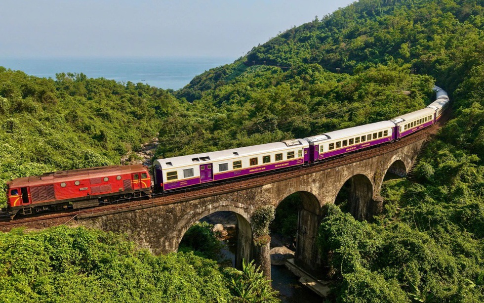 Miền Trung có một đoàn tàu ‘mãn nhãn’: Đi qua cung đường sắt đẹp nhất Việt Nam và vịnh biển đẹp nhất thế giới