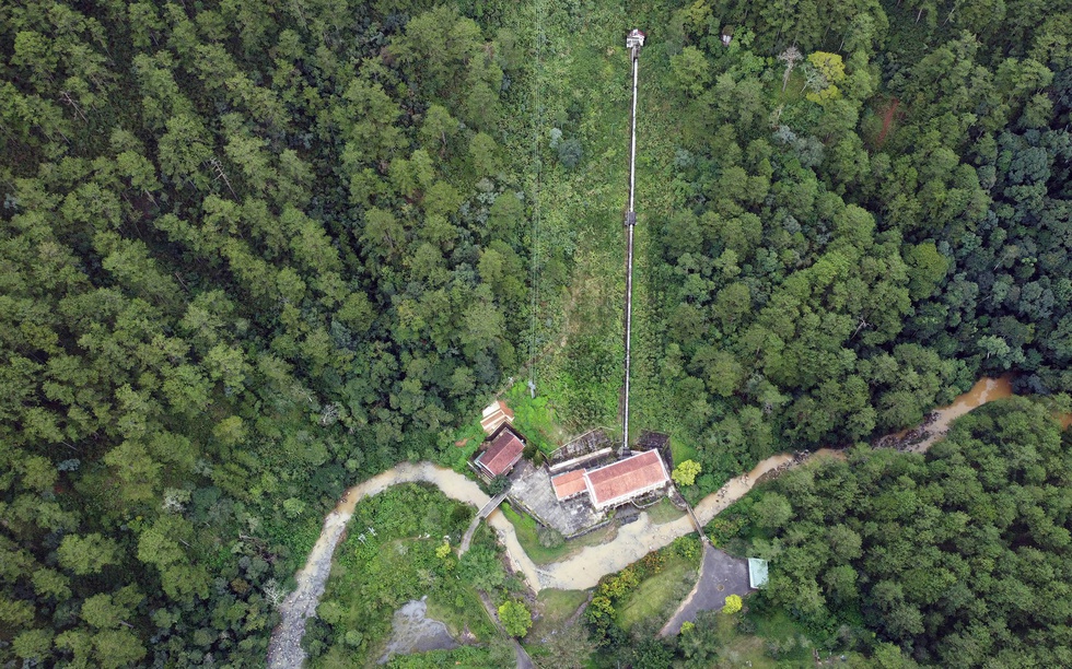 Nhà máy thuỷ điện đầu tiên của Việt Nam nằm dưới thung lũng giữa rừng sâu, có đường hầm dẫn nước xuyên núi đào bằng tay dài hơn 500m